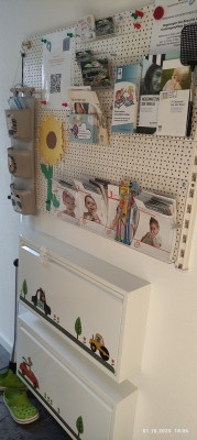 Infowand / Kinderschuhschrank